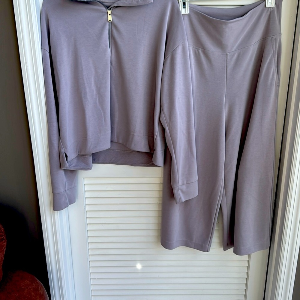 Athleta cropped pants athleisure set size M